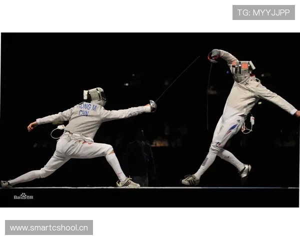 仲满今天衣品太飘了，感觉球场变成了他的伸展台？